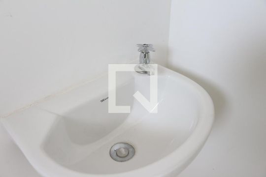 Banheiro de kitnet/studio para alugar com 1 quarto, 40m² em Vila Granada, São Paulo