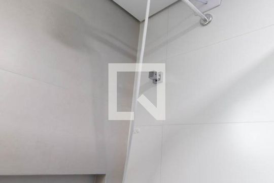 Banheiro Social de kitnet/studio para alugar com 1 quarto, 24m² em Novo Mundo, Curitiba