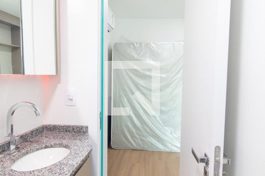 Banheiro Social de apartamento para alugar com 1 quarto, 24m² em Novo Mundo, Curitiba