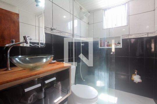 Banheiro social de casa à venda com 3 quartos, 95m² em Humaitá, Porto Alegre