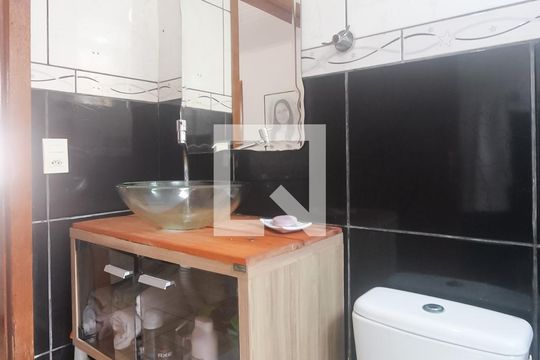 Banheiro social de casa à venda com 3 quartos, 95m² em Humaitá, Porto Alegre