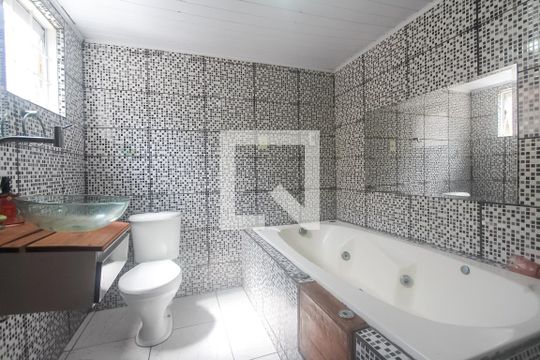 Banheiro suite de casa à venda com 3 quartos, 95m² em Humaitá, Porto Alegre