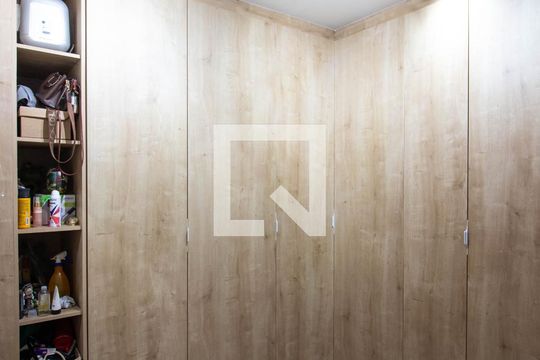 Closet de casa para alugar com 3 quartos, 700m² em Vila Santa Teresinha, São Paulo