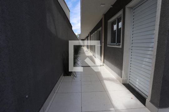 Corredor de apartamento para alugar com 1 quarto, 25m² em Vila Monte Sion, Suzano