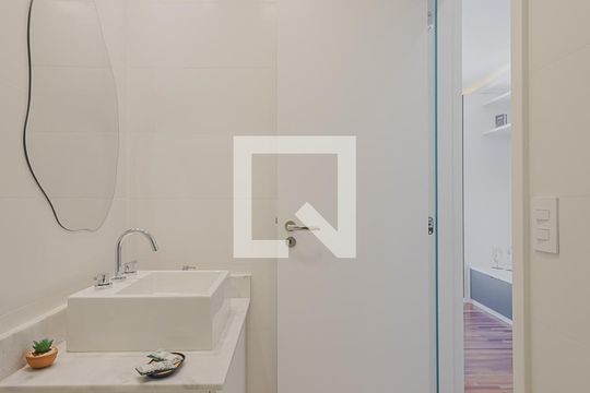 Banheiro de kitnet/studio para alugar com 1 quarto, 22m² em Paraíso, São Paulo