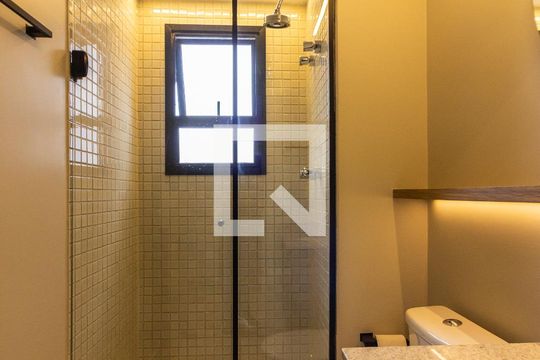 Banheiro de kitnet/studio para alugar com 1 quarto, 35m² em Pinheiros, São Paulo