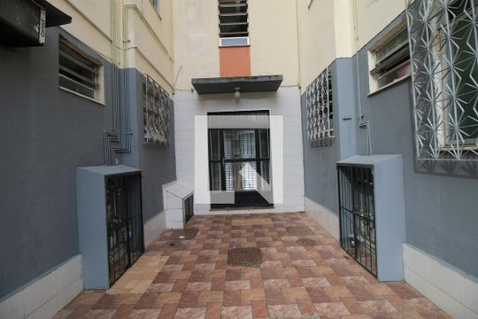 Fachada e portaria de apartamento para alugar com 2 quartos, 48m² em Olaria, Rio de Janeiro