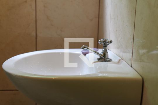 Banheiro de casa para alugar com 2 quartos, 80m² em Vila Lar Nacional, São Paulo