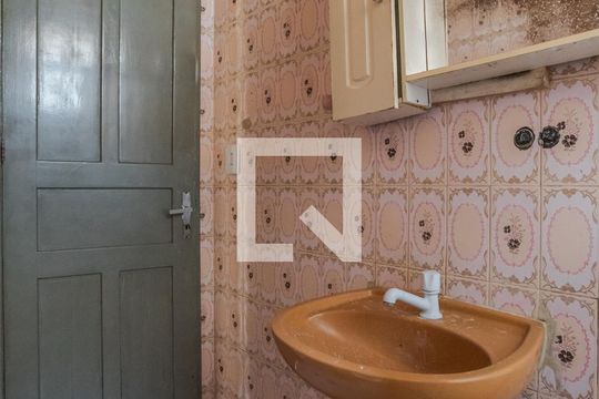 Banheiro de casa à venda com 2 quartos, 76m² em Passo das Pedras, Porto Alegre