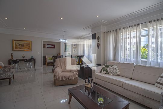 Casa à venda com 4 quartos, 225m² em Vila Brasílio Machado, São Paulo