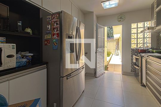 Cozinha  de casa à venda com 4 quartos, 225m² em Vila Brasílio Machado, São Paulo