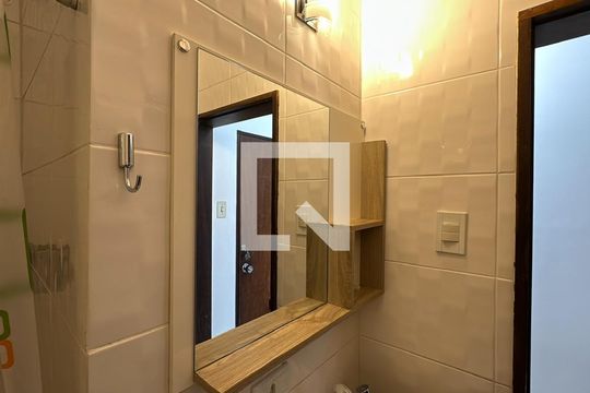 Banheiro  de kitnet/studio à venda com 1 quarto, 28m² em Centro, Curitiba