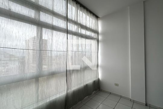 Sala/ Quarto  de kitnet/studio à venda com 1 quarto, 28m² em Centro, Curitiba