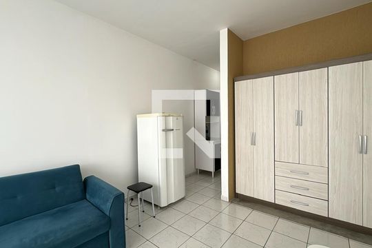 Sala/ Quarto  de kitnet/studio à venda com 1 quarto, 28m² em Centro, Curitiba