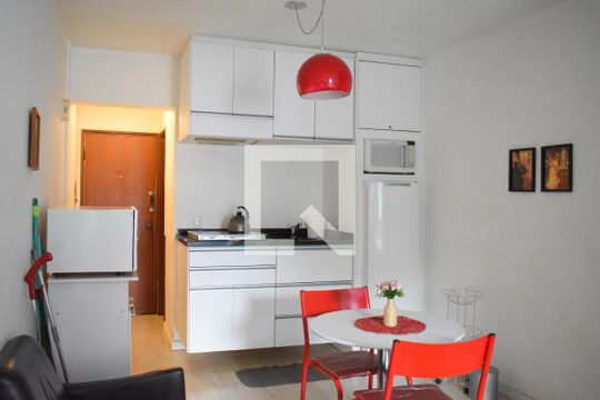 Cozinha de apartamento para alugar com 1 quarto, 24m² em Centro Cívico, Curitiba