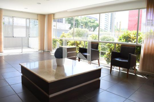Hall de entrada de apartamento para alugar com 1 quarto, 24m² em Centro Cívico, Curitiba