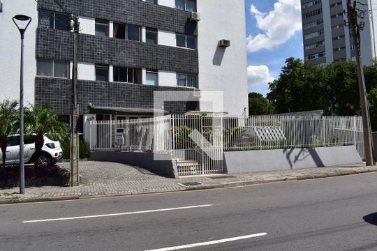 Fachada de apartamento para alugar com 1 quarto, 24m² em Centro Cívico, Curitiba