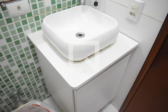 Banheiro de apartamento para alugar com 1 quarto, 24m² em Centro Cívico, Curitiba