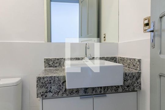 Banheiro de kitnet/studio para alugar com 1 quarto, 45m² em Barroca, Belo Horizonte