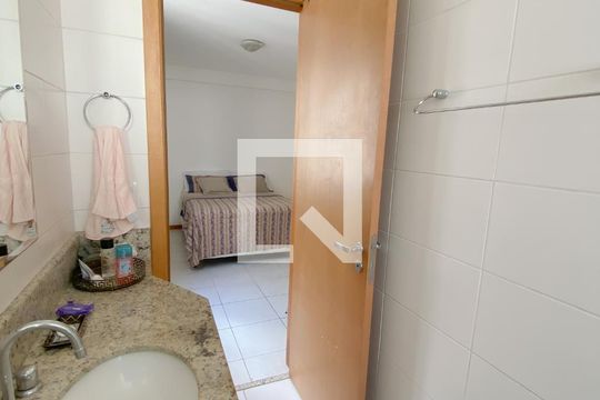 Banheiro da Suíte de apartamento para alugar com 3 quartos, 78m² em Santa Rosa, Niterói