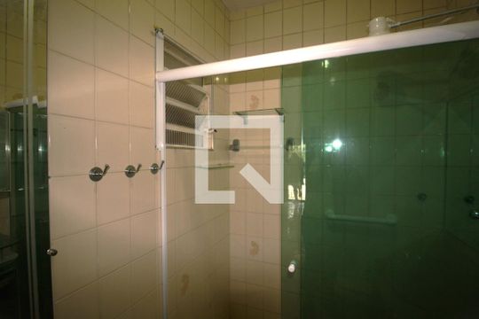 Banheiro da Suíte 1 de casa para alugar com 2 quartos, 150m² em Interlagos, São Paulo