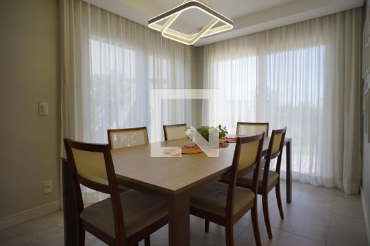 Sala de casa à venda com 3 quartos, 218m² em Rio Branco, Porto Alegre