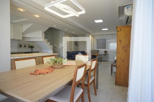 Sala de casa à venda com 3 quartos, 218m² em Rio Branco, Porto Alegre