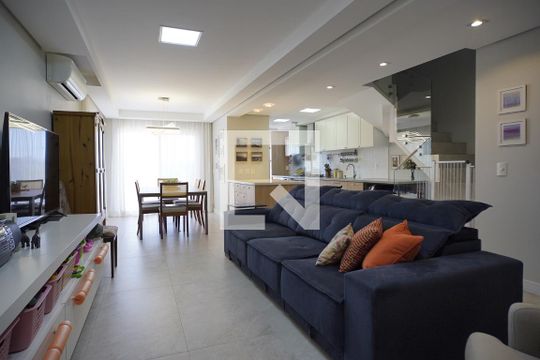 Sala de casa à venda com 3 quartos, 218m² em Rio Branco, Porto Alegre