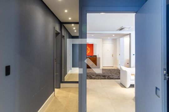 Corredor de apartamento à venda com 3 quartos, 200m² em Higienópolis, São Paulo