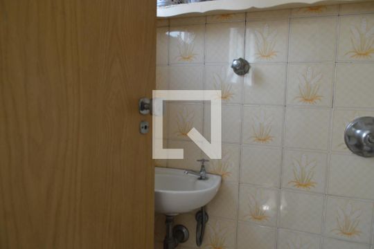 Banheiro de serviço de apartamento para alugar com 1 quarto, 50m² em Aclimação, São Paulo
