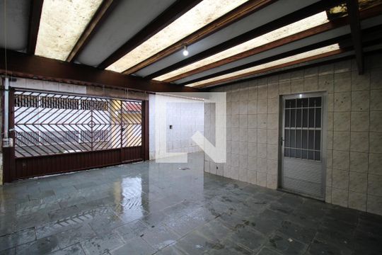 Garagem e quintal de casa à venda com 2 quartos, 110m² em Vila Marieta, São Paulo