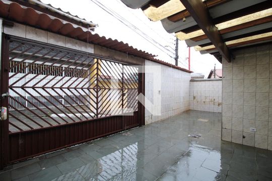 Garagem e quintal de casa à venda com 2 quartos, 110m² em Vila Marieta, São Paulo