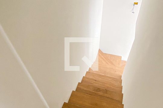 Escada de casa de condomínio à venda com 2 quartos, 100m² em Vila Humaita, Santo André