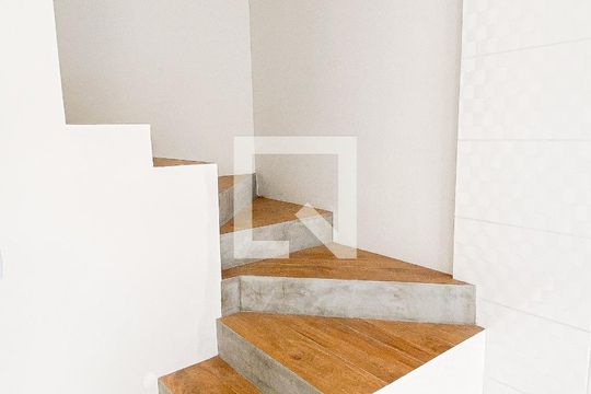 Escada de casa de condomínio à venda com 2 quartos, 100m² em Vila Humaita, Santo André