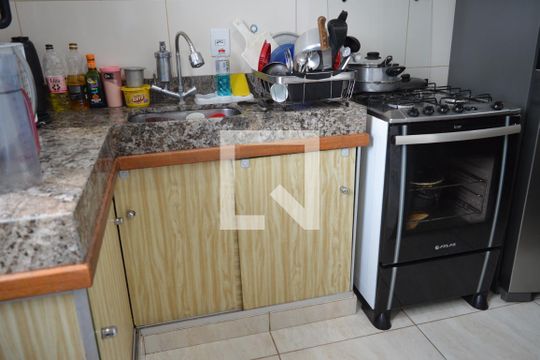 Cozinha de apartamento para alugar com 2 quartos, 65m² em Chácara Contagem, Contagem