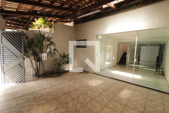 Garagem de casa para alugar com 3 quartos, 140m² em Setor Leste Universitário, Goiânia