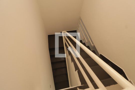 Escada de casa para alugar com 3 quartos, 140m² em Setor Leste Universitário, Goiânia