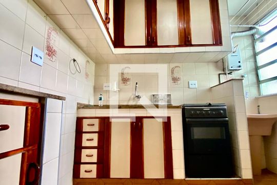 Cozinha de apartamento para alugar com 2 quartos, 50m² em Inhaúma, Rio de Janeiro