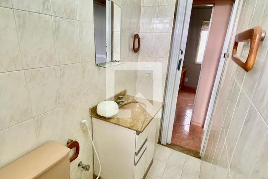 Banheiro de apartamento para alugar com 2 quartos, 50m² em Inhaúma, Rio de Janeiro