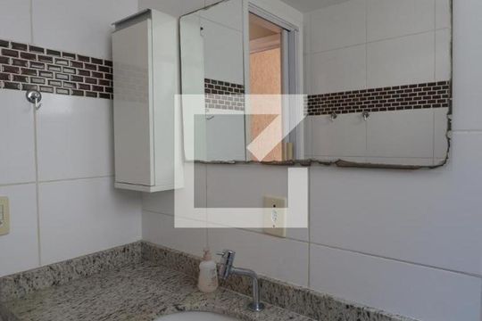 Banheiro de apartamento para alugar com 2 quartos, 47m² em Porto Novo, São Gonçalo
