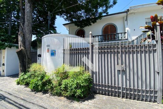 Fachada de casa para alugar com 3 quartos, 400m² em Parque Colonial, São Paulo