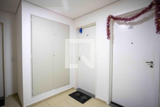 Hall de entrada de apartamento para alugar com 2 quartos, 45m² em Piraporinha, Diadema