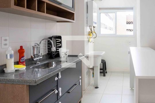 Cozinha de apartamento para alugar com 2 quartos, 45m² em Piraporinha, Diadema