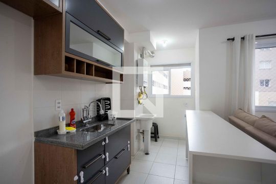 Cozinha de apartamento para alugar com 2 quartos, 45m² em Piraporinha, Diadema
