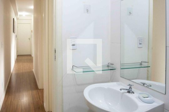 Banheiro de apartamento para alugar com 2 quartos, 45m² em Piraporinha, Diadema