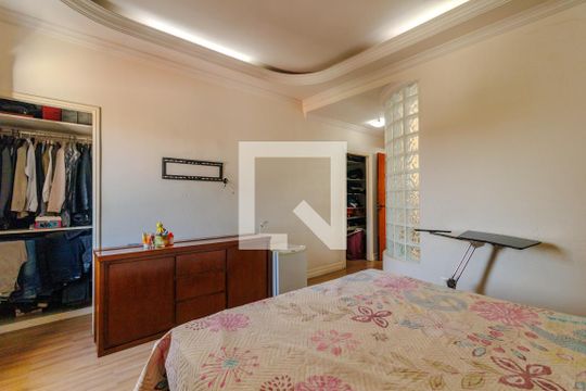 Suíte de casa à venda com 3 quartos, 350m² em Jardim Piracuama, São Paulo