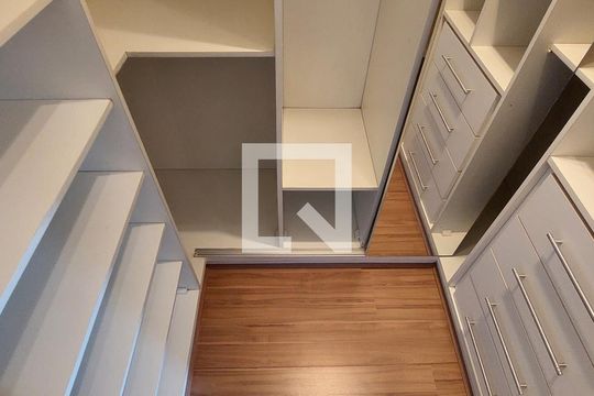 Closet de casa à venda com 3 quartos, 292m² em Jardim Las Vegas, Santo André