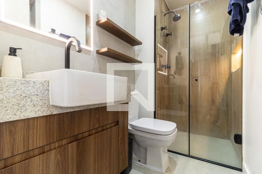 Banheiro de apartamento para alugar com 1 quarto, 33m² em República, São Paulo