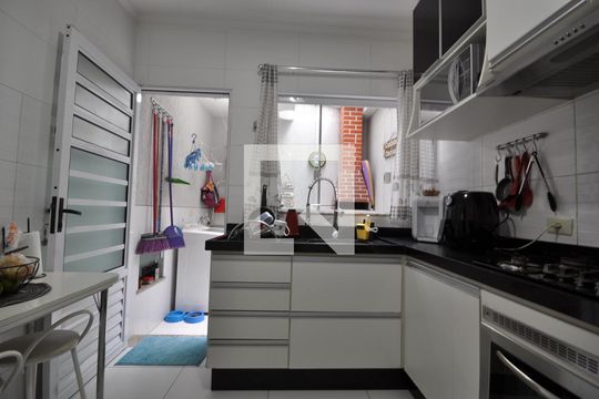 Cozinha de casa de condomínio para alugar com 2 quartos, 72m² em Vila Nilo, São Paulo
