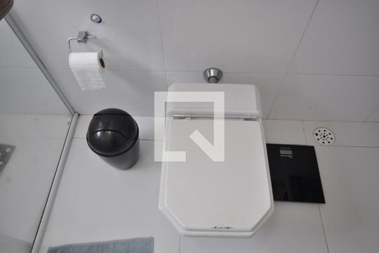 Banheiro da Suíte 1 de casa de condomínio para alugar com 2 quartos, 72m² em Vila Nilo, São Paulo